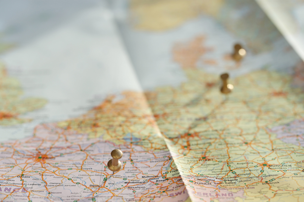 traveling-map-with-golden-pins