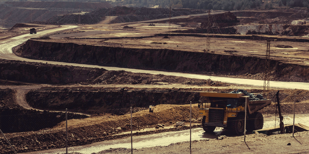 dumper-truck-loaded-with-mineral