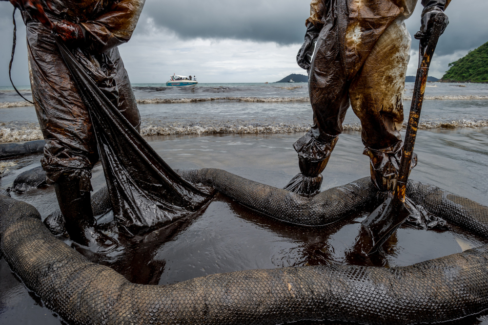 royal-thai-navy-local-volunteers-cleaning-up-beach-from-oil-slick-ao-phrao-beach-samed-island-rayong-thailand