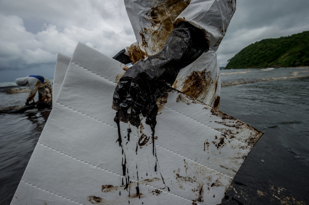 royal-thai-navy-local-volunteers-cleaning-up-beach-from-oil-slick-ao-phrao-beach-samed-island-rayong-thailand(1)