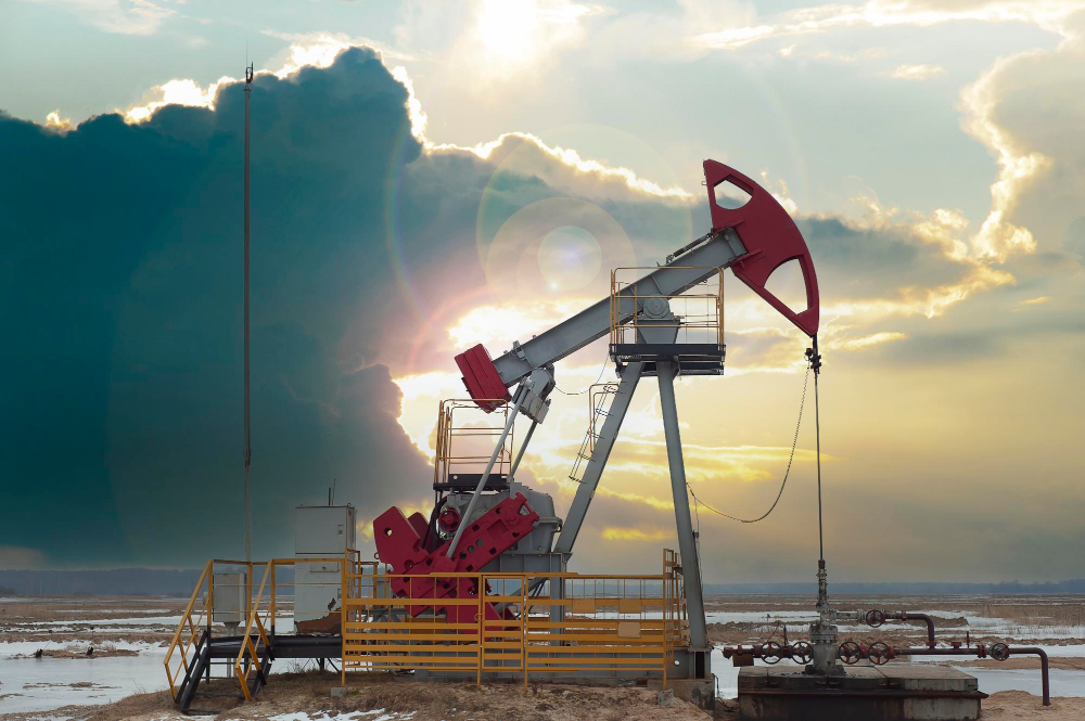 crude-oil-pump-jack-oilfield-sunset-backround-fossil-crude-output-fuels-oil-production-oil-drill-rig-drilling-derrick-global-crude-oil-prices-energy-petroleum-demand