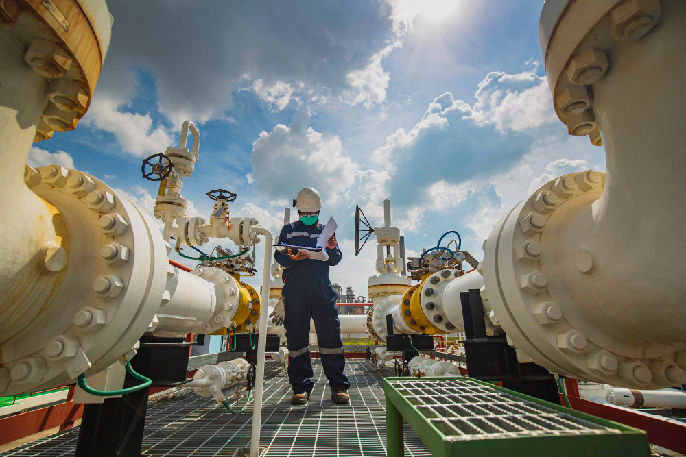 male-worker-inspection-steel-long-pipes-pipe-elbow-station-oil-factory-during-refinery-valve-visual-check-record-pipeline-oil