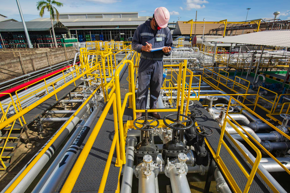 male-worker-inspection-visual-pipeline-oil-gas