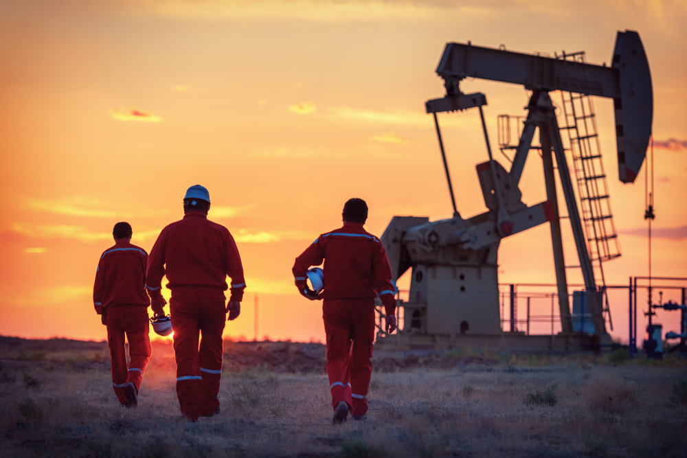 oil-workers-work-field