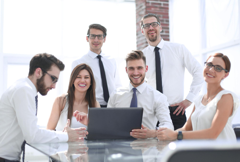 successful-business-team-at-the-desk-in-the-officethe-concept-of-teamwork