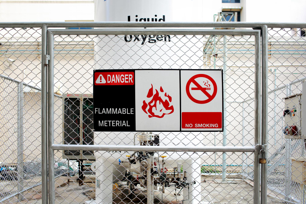 safety-signs-warning-dangerflammable-materialno-smoking-front-large-liquid-oxygen-tank