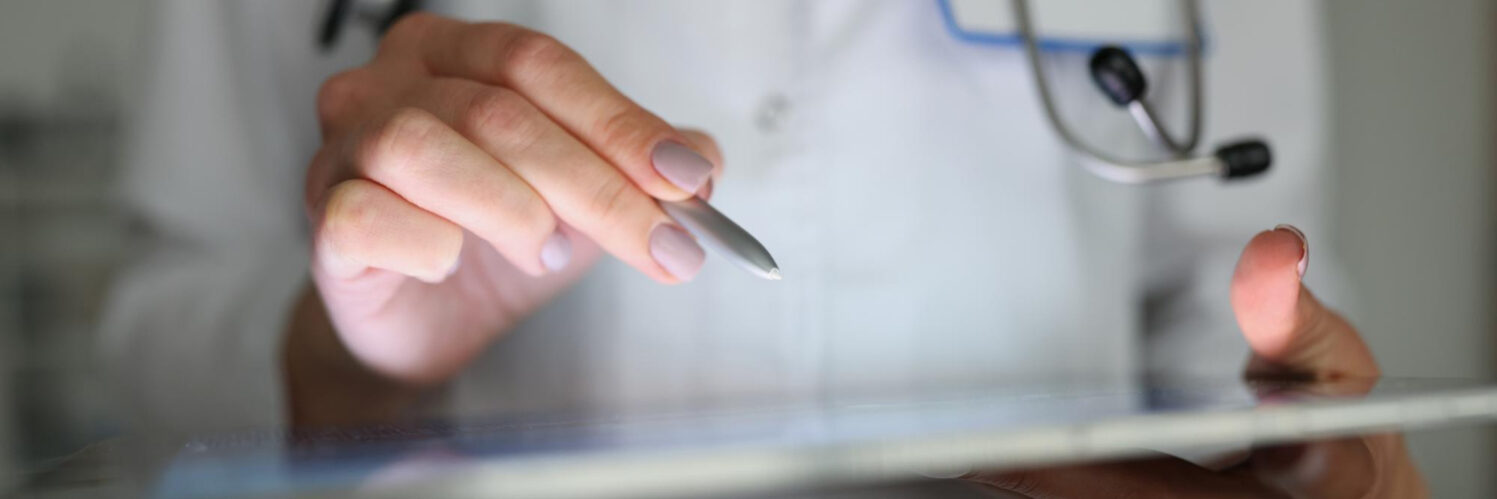 doctor-using-tablet-to-correct-patient-histo
